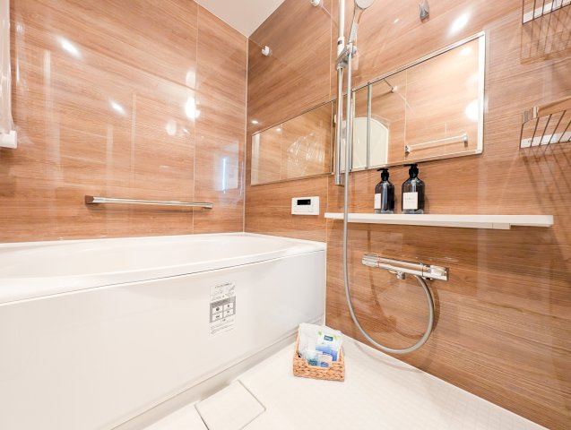 ダイアパレス青梅新町の浴室|【Relax Bath】◆一日の疲れを癒やす浴室◆
木目調の壁面が印象的なバスルーム。落ち着いた雰囲気の中で、毎日の入浴時間を楽しめます。