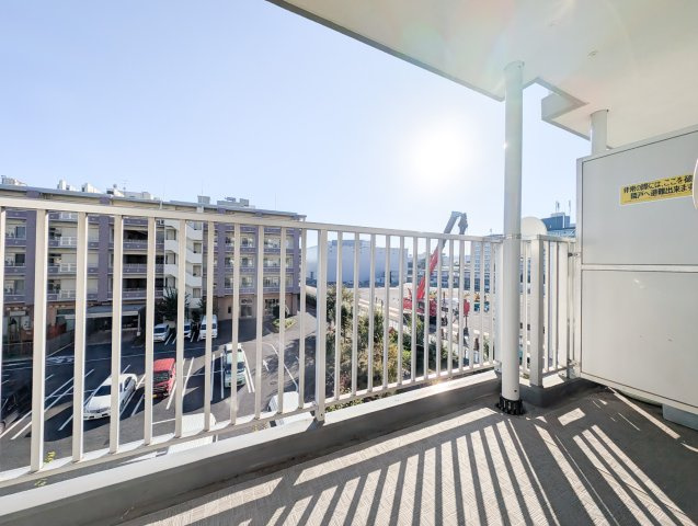 ダイアパレス青梅新町のバルコニー|【Balcony Life】◆南西向きの屋外スペース◆
面積8.61㎡のバルコニー。洗濯物を干す場所としても利用でき、外の空気を感じながら気分転換も楽しめます。