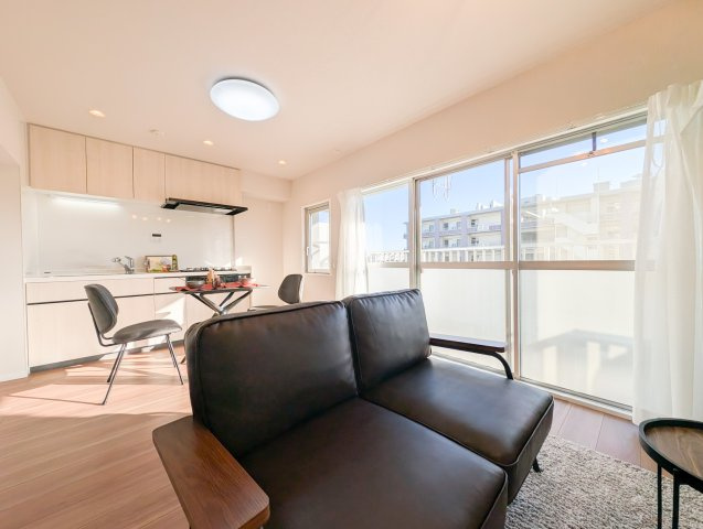 ダイアパレス青梅新町の居間・リビング|【Living Style】◆家具選びが楽しくなる空間◆
明るい色合いの内装が印象的なLDK。お気に入りの家具を配置して、自分らしい住空間を演出できます。