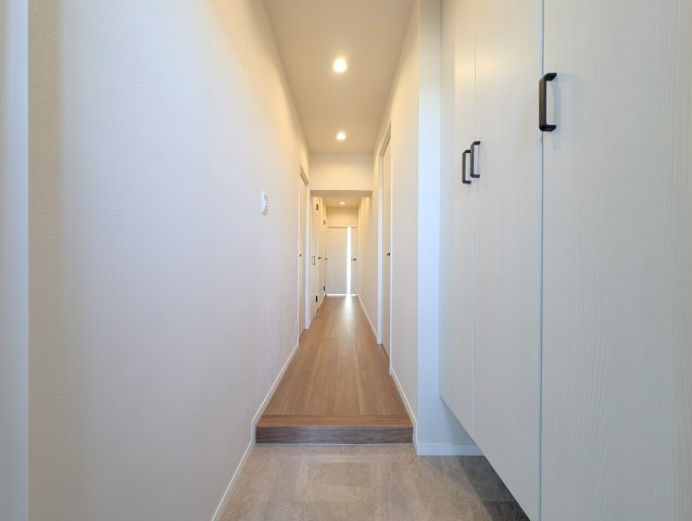 ダイアパレス青梅新町の玄関|【Welcome Home】◆毎日の帰宅を迎える玄関◆
住まいの第一印象をつくる玄関スペース。外出時も帰宅時も気持ちよく利用できる、暮らしの入り口です。