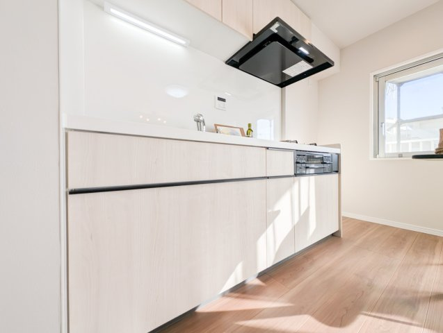 ダイアパレス青梅新町のキッチン|【System Kitchen】◆料理が楽しくなるキッチン◆
調理スペースと収納を備えたシステムキッチン。新規リノベーションで生まれ変わった水回り空間です。