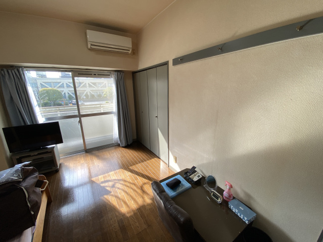 コーポ西縮景園の内装|洋室6帖（家具はイメージ）