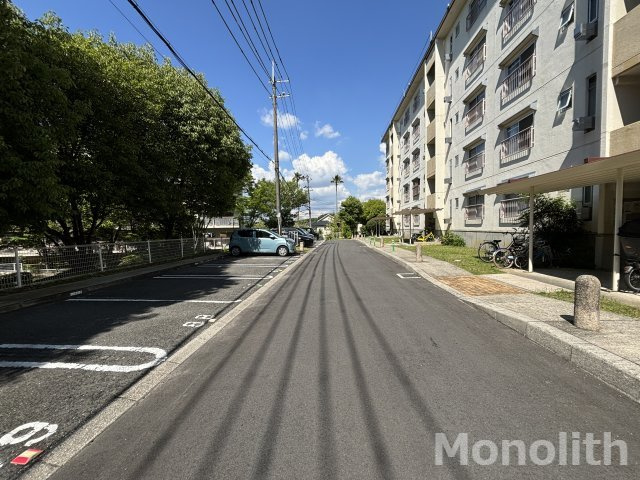 泉北茶山台２丁４番３号棟の駐車場