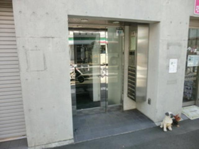 荒川ビルのエントランス
