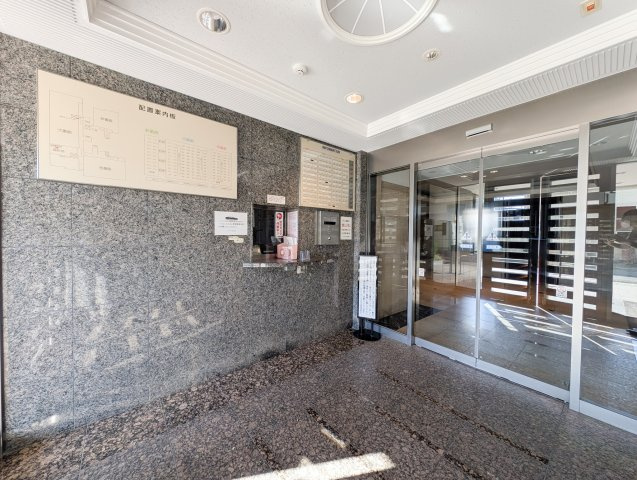レクセルプラザ河辺のエントランス|【Welcome Entrance】◆住まいの顔となるエントランス◆
毎日の外出や帰宅時に利用する共用入口。住まう方や訪れる方を迎える、マンションの第一印象をつくる空間です。