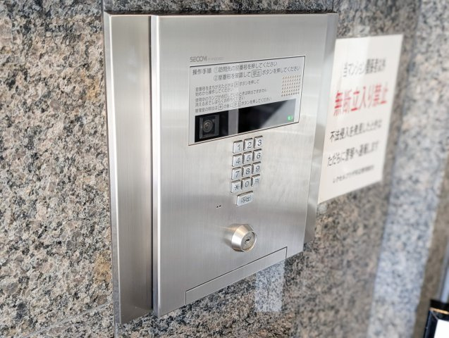 レクセルプラザ河辺の玄関|【Entrance Style】◆暮らしを迎える共用空間◆
駅徒歩1分のマンションに設けられたエントランス。日々の通勤や買い物から帰宅する際に利用する住まいの入口です。