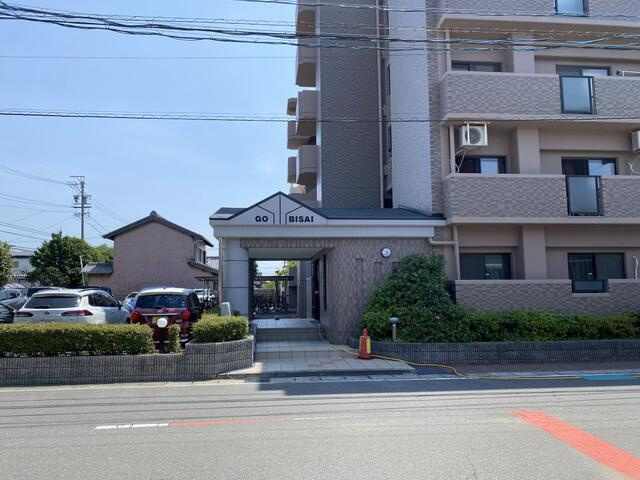 ジーオー尾西マンションのエントランス