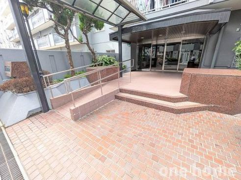 西中島ホワイトハイツのエントランス|◆スロープ付きのマンションエントランスです！