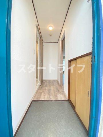 大阪市淀川区木川東２丁目のアパートの玄関