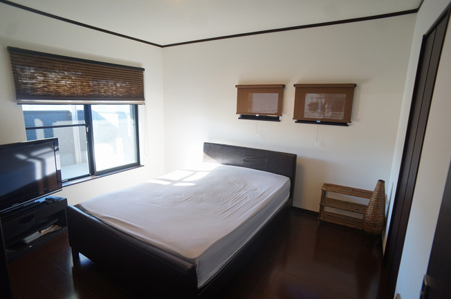 【寝室】 | 八尾市青山町5丁目 | 【2階：洋室約6.2帖】バルコニーに出入りできます☆