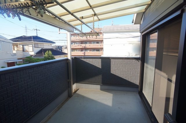 【バルコニー】 | 八尾市青山町5丁目 | 2階、ワイドバルコニー☆雨除けテラス屋根付きです☆2居室から出入りできます♪