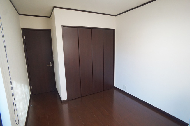 【子供部屋】 | 八尾市青山町5丁目 | 【2階：洋室約5.2帖】バルコニーに出入りできます☆クローゼット完備です♪