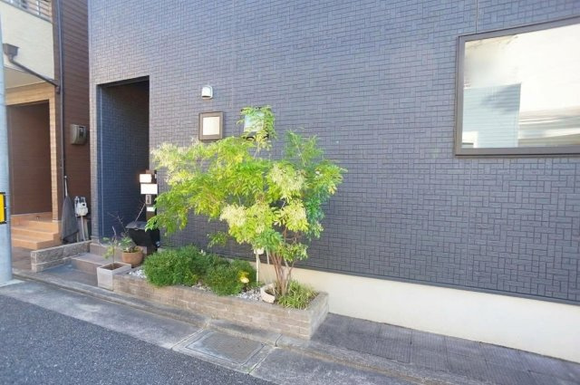 【外観】 | 八尾市青山町5丁目 | 敷地にゆとりがあり、ガーデニングスペース・駐輪スペース確保できます♪