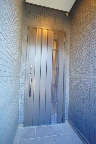 【玄関】 | 八尾市青山町5丁目 | 便利な電子キーシステム付の玄関ドア☆ガラス部分は開口が出来、通風も可能♪