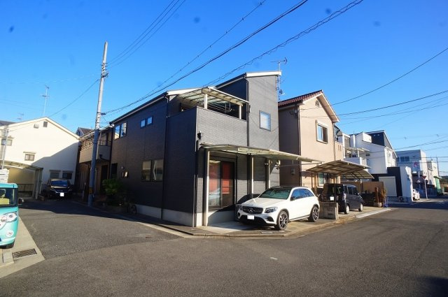 【前面道路含む現地写真】 | 八尾市青山町5丁目 | 広々解放感のある角地☆
駐車スペースも広く楽々駐車可能です♪（道路8ｍ×5ｍ）