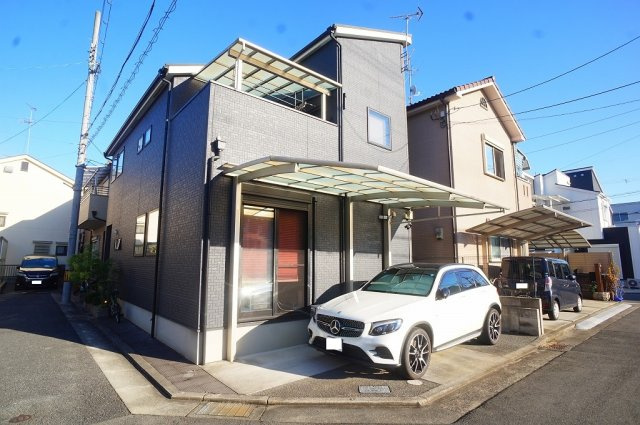 【駐車場】 | 八尾市青山町5丁目 | 駐車スペースカーポート付きです☆広々解放感のある角地☆
駐車スペースも広く楽々駐車可能です♪
