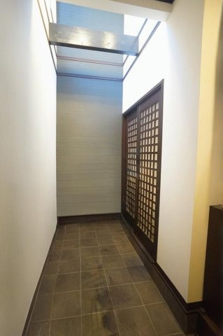 【玄関】 | 八尾市青山町5丁目 | 広い玄関スペース！駐輪やベビーカーも置けます♪上部は吹き抜けで開放的です！