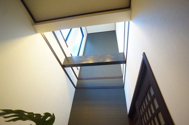 【玄関】 | 八尾市青山町5丁目 | 玄関の吹き抜けです☆上部の窓から採光が入ります☆