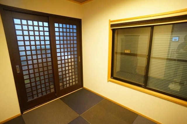 【内装】 | 八尾市青山町5丁目 | 【1階：和室約4.5帖】玄関・リビングの便利な2WAYドアです♪