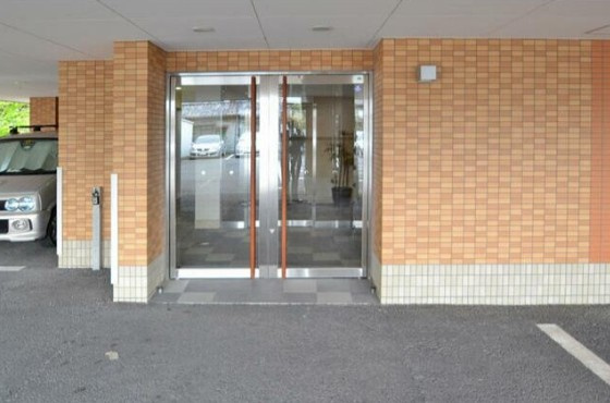 市川市伊勢宿のアパートのエントランス