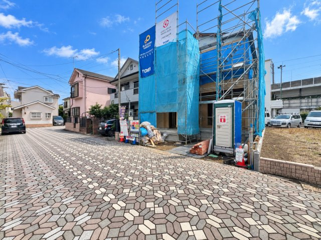 小田原市寿町1丁目新築戸建　1棟現場の外観|前面道路を含めた外観写真
