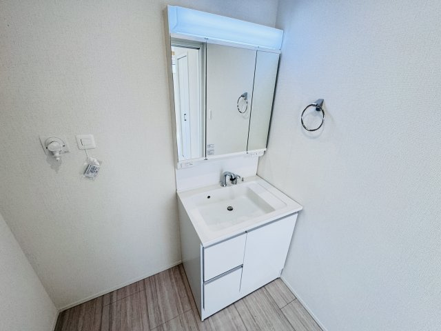 松戸市栄町西１丁目新築戸建【古ヶ崎小学校：6分】の独立洗面台|シャワーヘッド付き三面鏡洗面化粧台