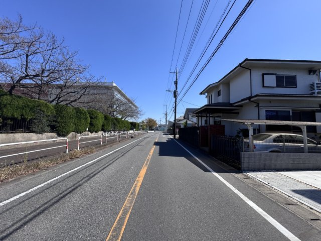 松戸市栄町西１丁目新築戸建【古ヶ崎小学校：6分】の前面道路含む現地写真|北側前面道路・幅員約8ｍ