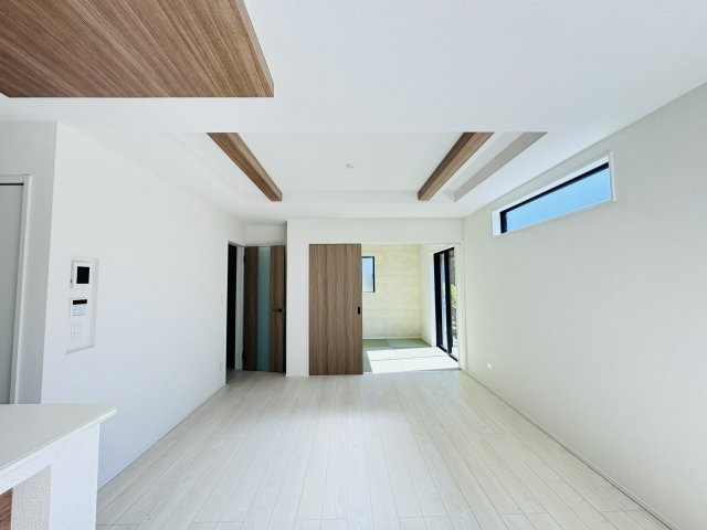 松戸市栄町西１丁目新築戸建【古ヶ崎小学校：6分】の居間・リビング|17.25帖リビングダイニングキッチン・折り上げ天井