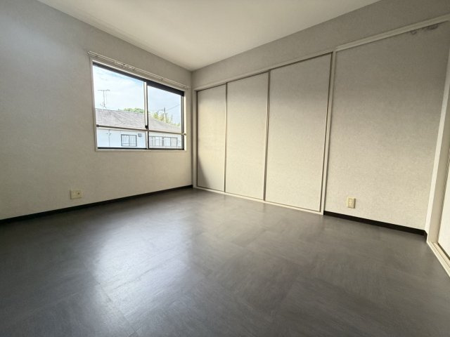 ラフォーンヴィラ G棟の寝室|クローゼット付の寝室です☆