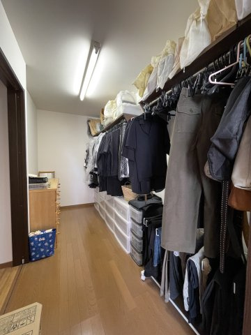 北本町四丁目　一戸建ての収納|北東側洋室と廊下から出入りできるウォークスルークローゼットは、衣類や季節物等をすっきり収納できます。