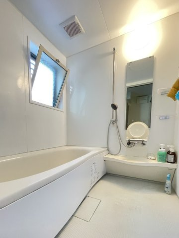 北本町四丁目　一戸建ての浴室|浴室には小窓があり、換気も気軽に行えます。