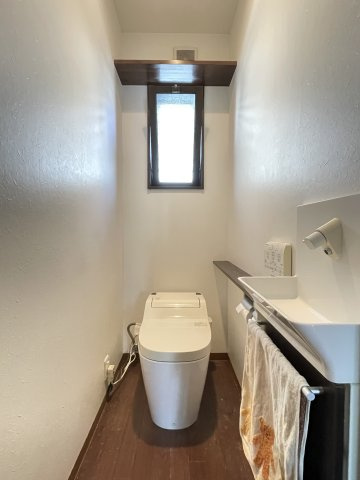 北本町四丁目　一戸建てのトイレ|１階トイレは手洗い付きで衛生的です。背面上部にはトイレットペーパー等を収納できる棚もあります。