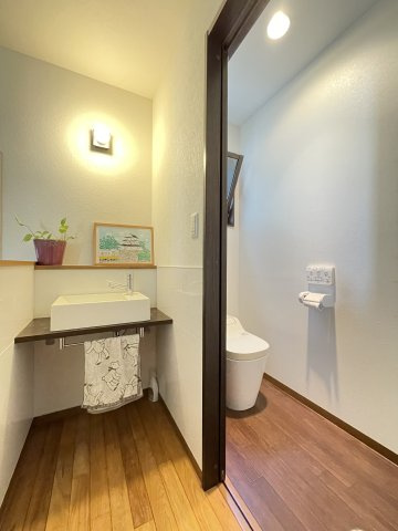 北本町四丁目　一戸建てのトイレ|２階トイレと洗面台です。各階にトイレと洗面台があるため、朝の身支度が重なる時間帯も安心です。