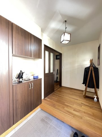 北本町四丁目　一戸建ての玄関|玄関は宅配業者や来訪者に室内を覗きこまれない配置になっています。収納スペースも充実しています。