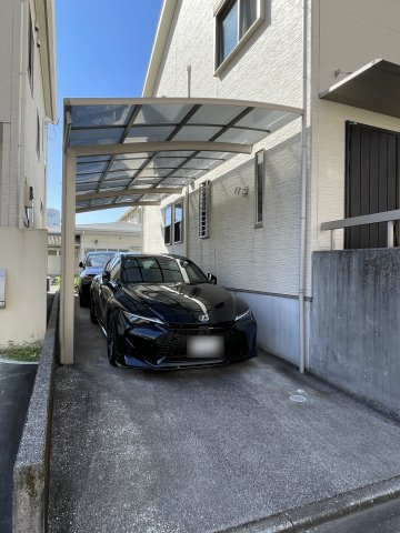 北本町四丁目　一戸建ての駐車場|縦列駐車２台可能（車種による）。売主様居住中ですが、ご内覧可能です。お気軽にお問い合わせください。