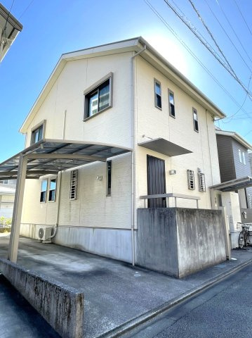 北本町四丁目　一戸建ての外観|前面道路は交通量も少なく静かな住宅街です。小・中学校が近くお子様の通学も安心です。