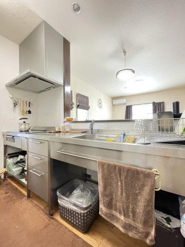 北本町四丁目　一戸建てのキッチン|業務用キッチンを備えつけしており、ステンレスの耐久性も優れています。お手入れもしやすく、衛生的です。