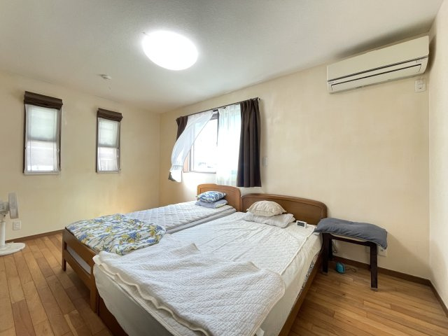 北本町四丁目　一戸建ての和室|南東側の洋室は約６帖です。光が差し込み、明るい印象のお部屋です。各居室収納スペースがあります。