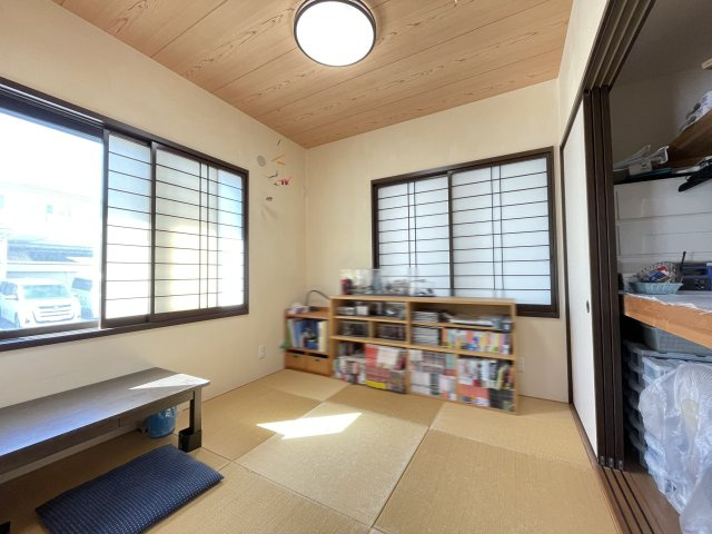 北本町四丁目　一戸建ての洋室|約４．５帖のリビング横の和室です。来客用布団もすっきり収まる押し入れが備え付けられています。