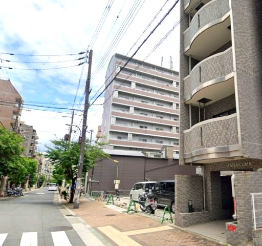 ローレル花隈のエントランス|将来のお子様の通学も視野に入れると各方面アクセスがいい住居は日々の生活を助けてくれますね。
