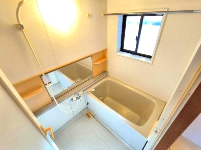 ローレル花隈の浴室|浴室は窓付きタイプを採用しており、換気と採光が簡単にできます
