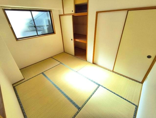 ローレル花隈の収納|押入れが付いた６畳の和室のある住居

