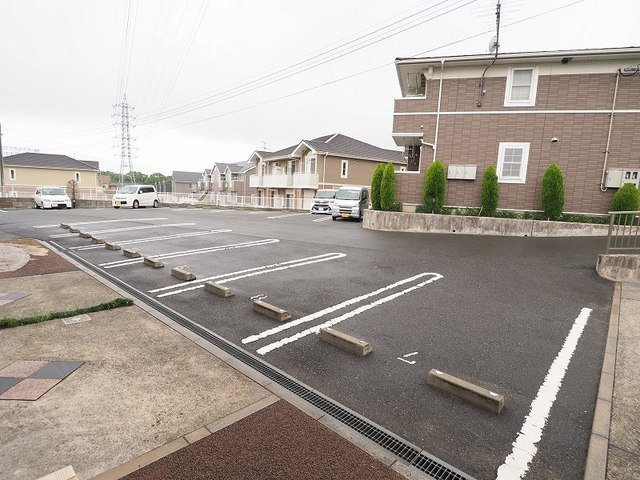 レフィナード三番街　Ⅱの駐車場|駐車スペースもあります