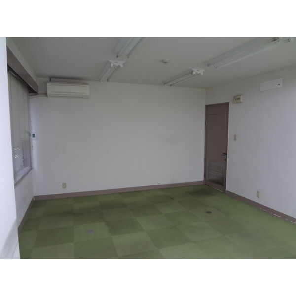 岡田ビル2階