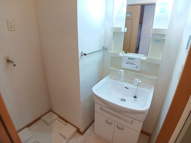 カレント上吉田ⅠＢの洗面所|ゆったりとスペースのある洗面所