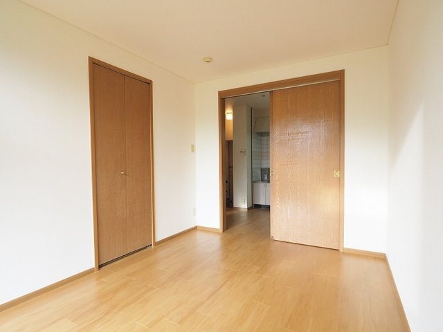 フェニックス徳吉Ｂの内装|明るい色調の室内です