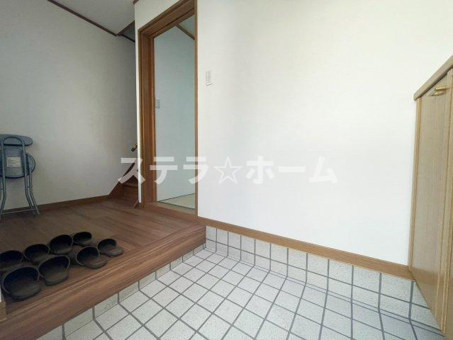 永田1 中古戸建の玄関|収納もある玄関です