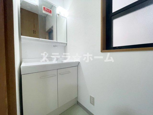 永田1 中古戸建の独立洗面台|朝の支度にも助かる、独立の洗髪洗面化粧台