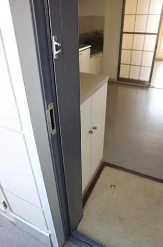 船橋市本中山３丁目のアパートの玄関
