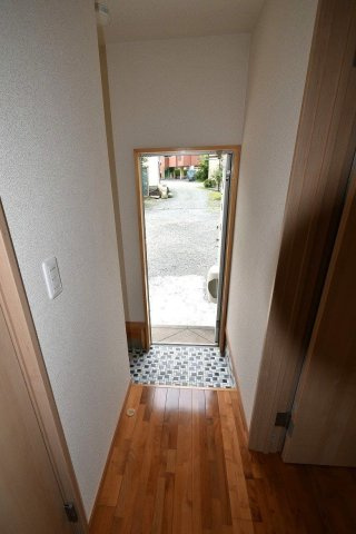 上津中村貸家2号棟の玄関
